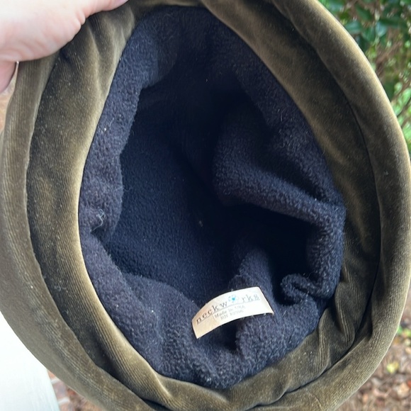 Neckworks Woman’s Hat - Picture 4 of 6